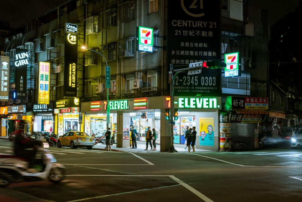 新加坡到处都有平价餐饮，7-Eleven为什么还要卖快餐？